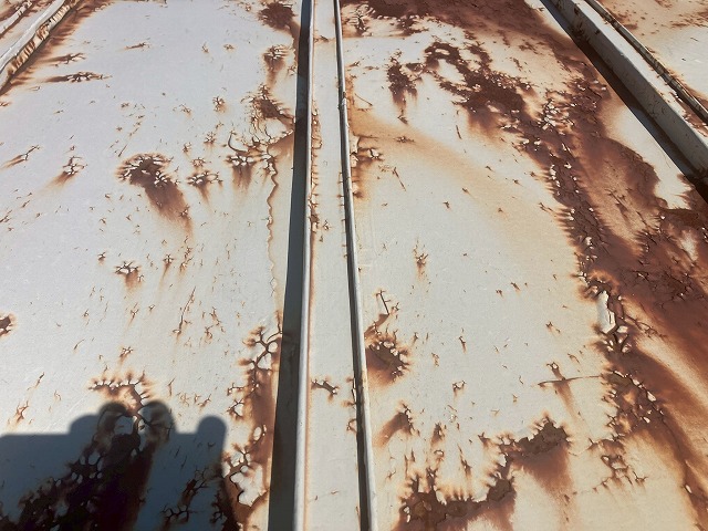 トタン屋根にサビが広がっている